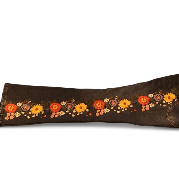 Ashley Mason Jeans with Floral Embroidery mid rise/ flared / bootcut leg style - Picture 6 of 8
